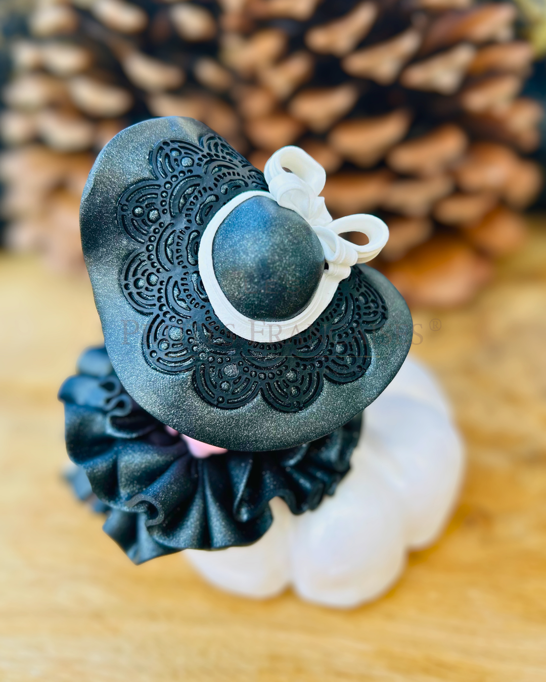 Poupée artisanale Isaure figurine de collection fait main France, dentelle noire satin boucles roses, grenier automne hiver, cadeau Noel femme original, pièce unique 5/5, artisanat français Les Petites Françaises
