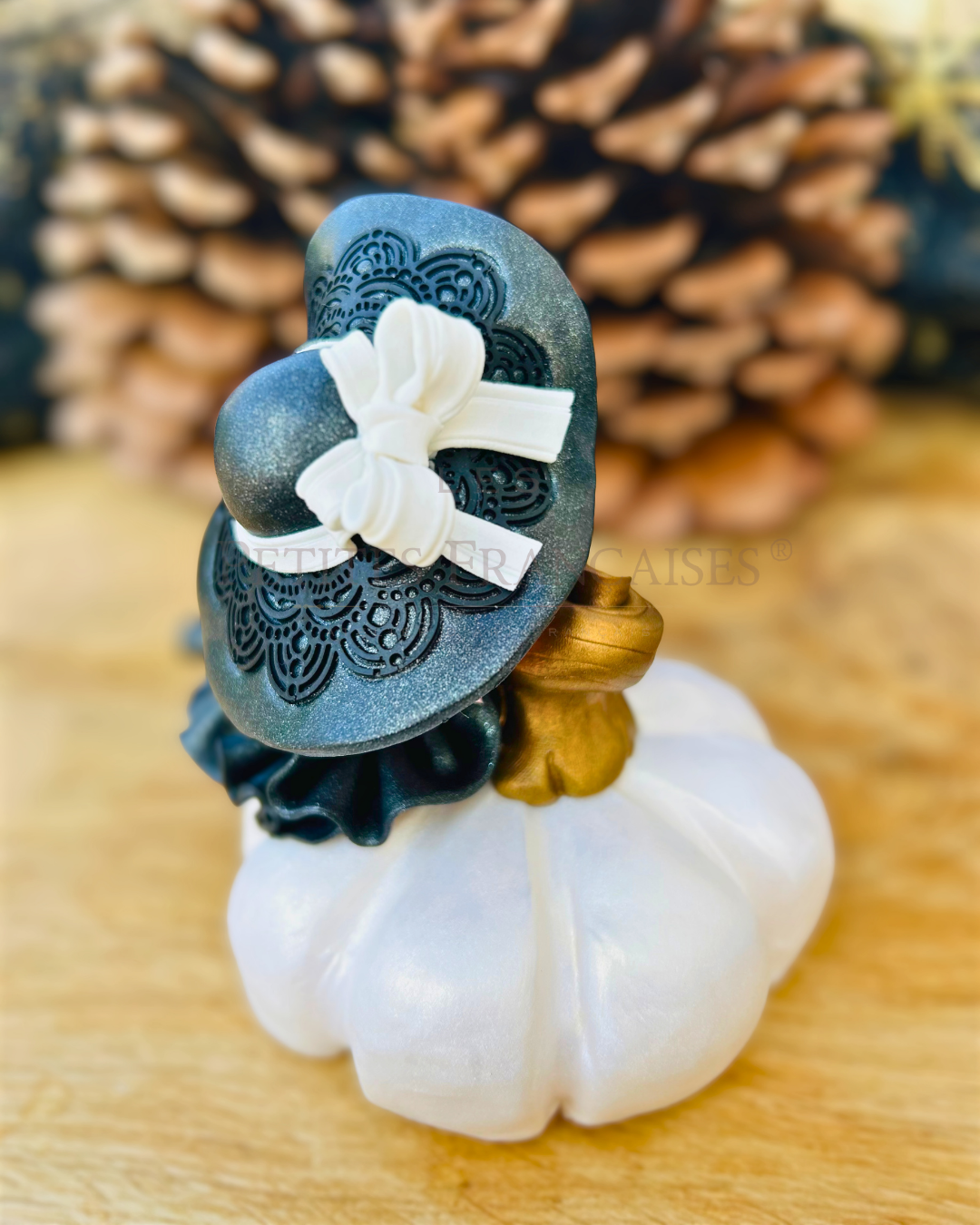 Poupée artisanale Isaure figurine de collection fait main France, dentelle noire satin boucles roses, grenier automne hiver, cadeau Noel femme original, pièce unique 5/5, artisanat français Les Petites Françaises