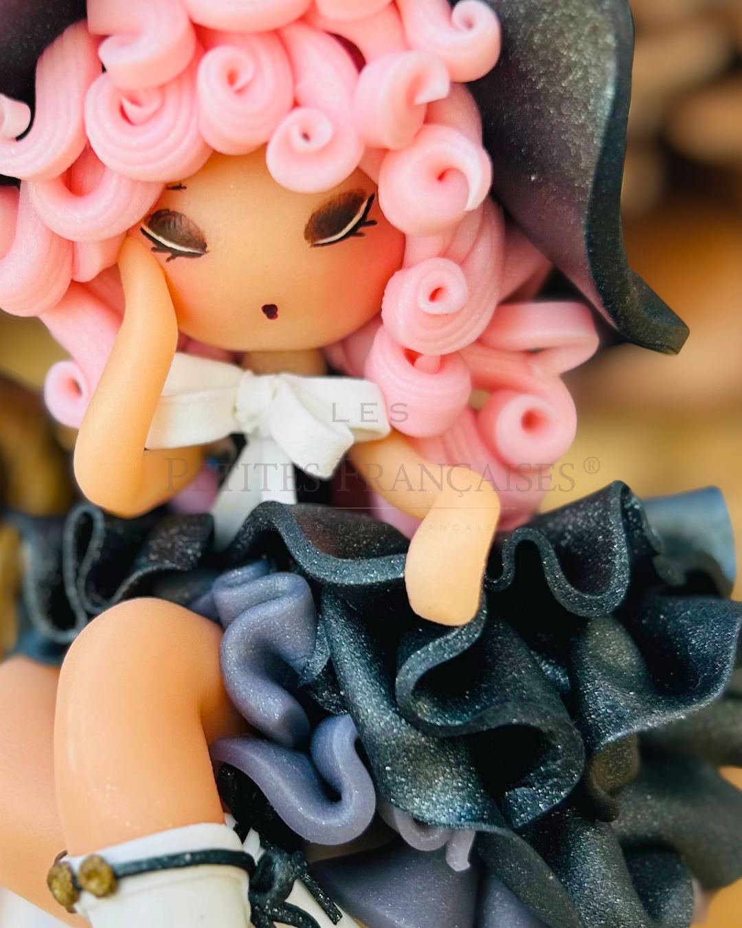 Poupée artisanale Isaure figurine de collection fait main France, dentelle noire satin boucles roses, grenier automne hiver, cadeau Noel femme original, pièce unique 5/5, artisanat français Les Petites Françaises
