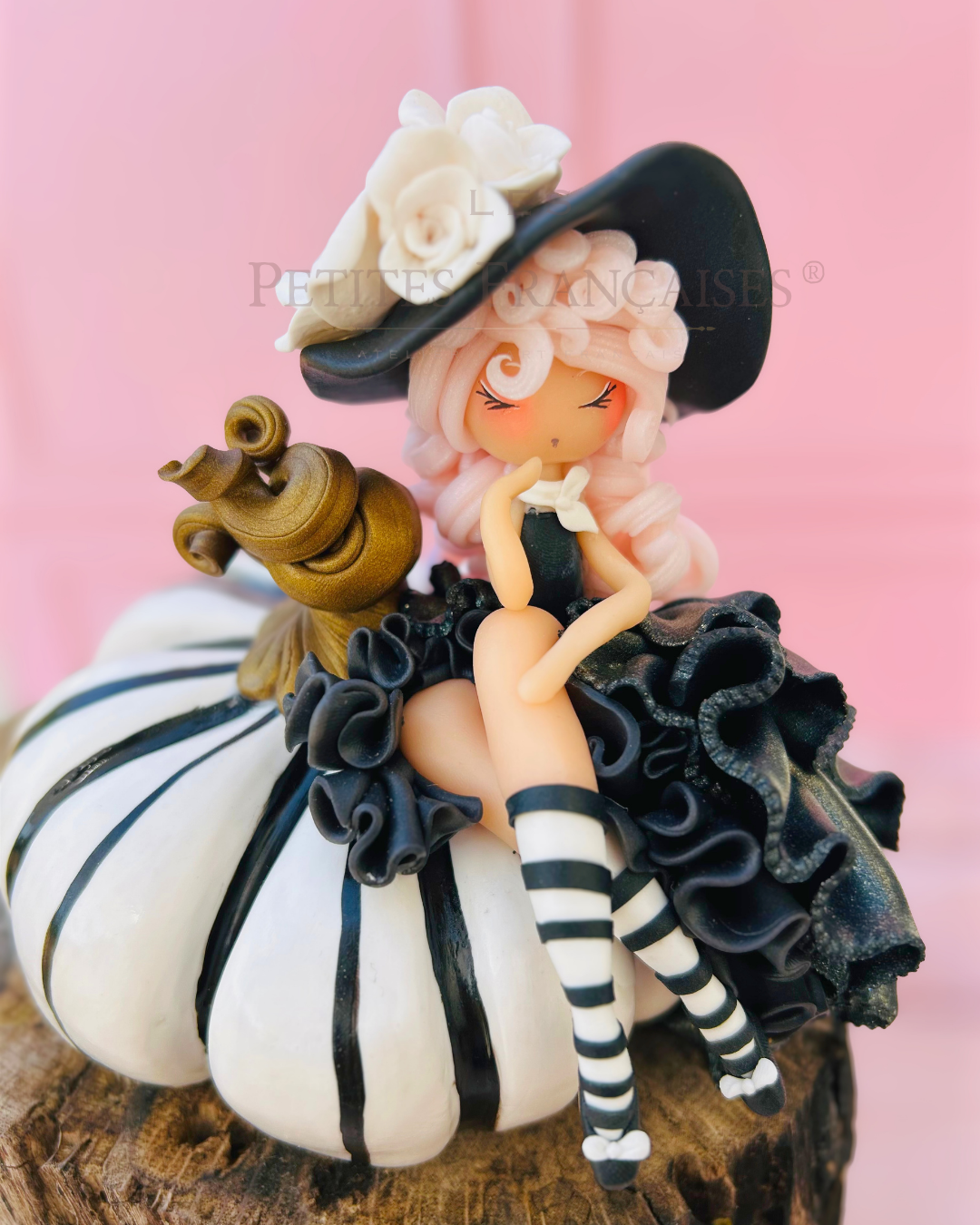Poupée artisanale Pénéloppe, figurine de collection fait main France, argile polymère Cernit, robe noire froufrous chapeau noir roses blanches, citrouille noir et blanc, cadeau Halloween Noel automne hiver, idee cadeau femme anniversaire original, pièce unique 1/5, objet de collection artisanat français, Les Petites Françaises