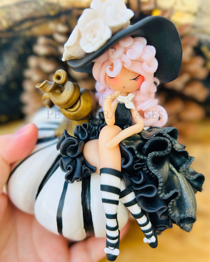 Poupée artisanale Pénéloppe, figurine de collection fait main France, argile polymère Cernit, robe noire froufrous chapeau noir roses blanches, citrouille noir et blanc, cadeau Halloween Noel automne hiver, idee cadeau femme anniversaire original, pièce unique 1/5, objet de collection artisanat français, Les Petites Françaises