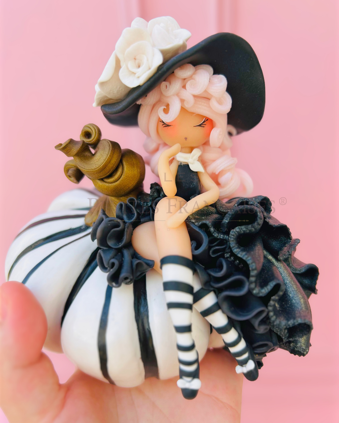 Poupée artisanale Pénéloppe, figurine de collection fait main France, argile polymère Cernit, robe noire froufrous chapeau noir roses blanches, citrouille noir et blanc, cadeau Halloween Noel automne hiver, idee cadeau femme anniversaire original, pièce unique 1/5, objet de collection artisanat français, Les Petites Françaises