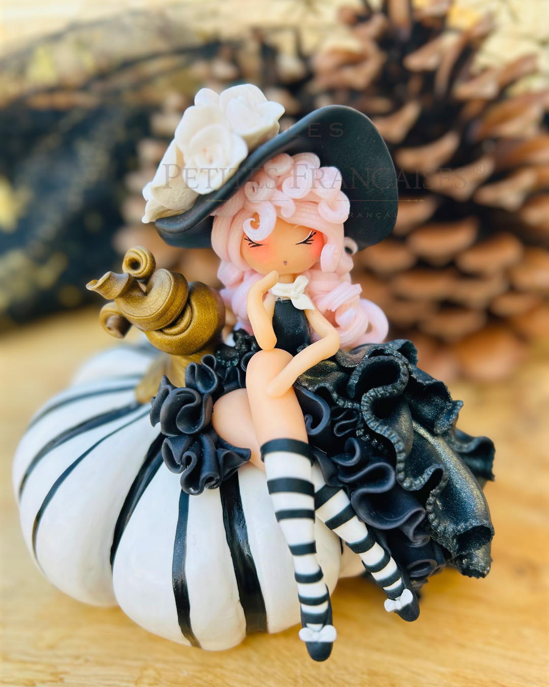 Poupée artisanale Pénéloppe, figurine de collection fait main France, argile polymère Cernit, robe noire froufrous chapeau noir roses blanches, citrouille noir et blanc, cadeau Halloween Noel automne hiver, idee cadeau femme anniversaire original, pièce unique 1/5, objet de collection artisanat français, Les Petites Françaises