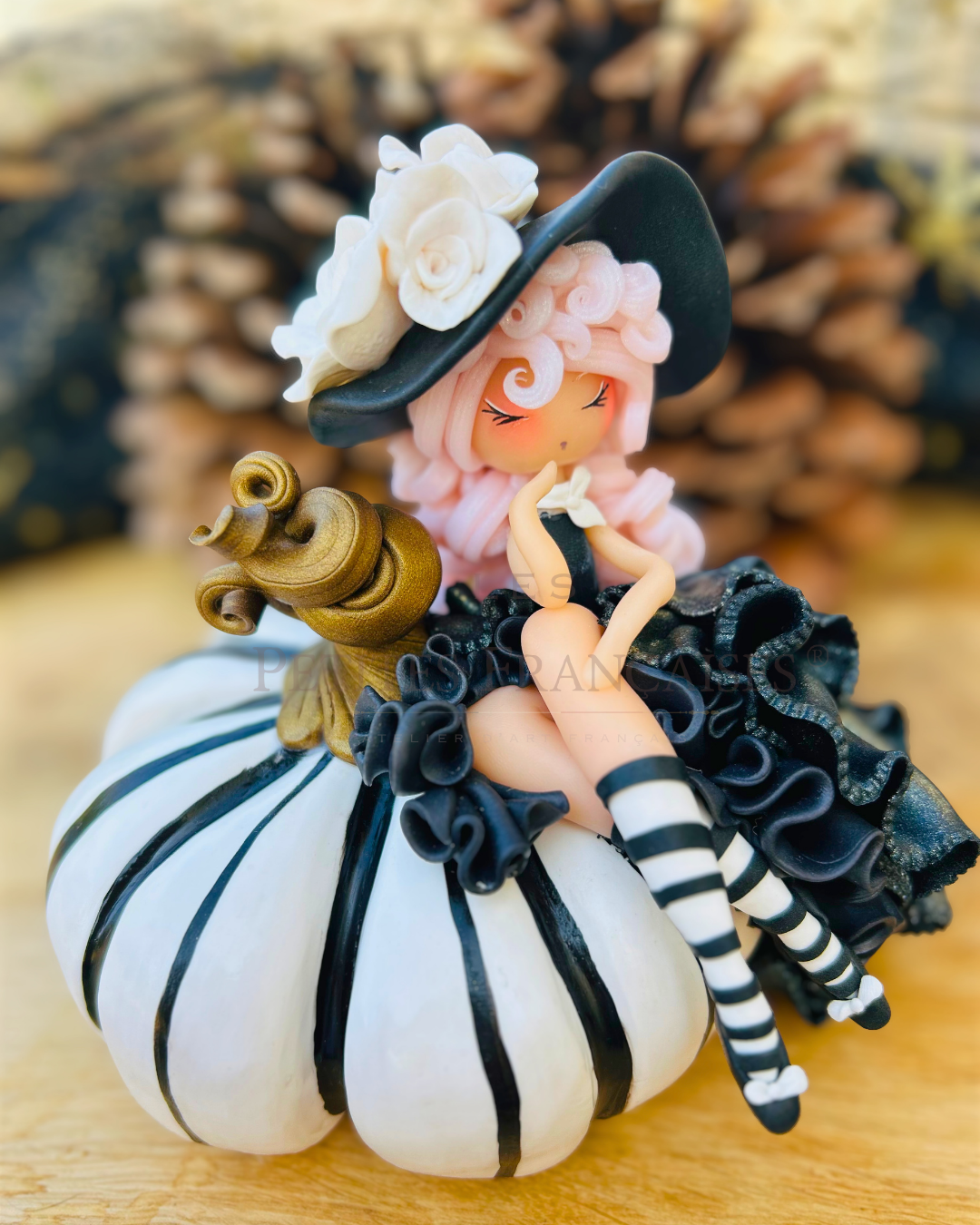 Poupée artisanale Pénéloppe, figurine de collection fait main France, argile polymère Cernit, robe noire froufrous chapeau noir roses blanches, citrouille noir et blanc, cadeau Halloween Noel automne hiver, idee cadeau femme anniversaire original, pièce unique 1/5, objet de collection artisanat français, Les Petites Françaises