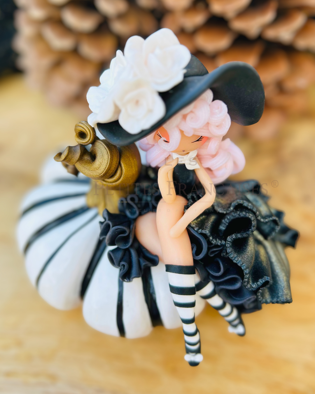 Poupée artisanale Pénéloppe, figurine de collection fait main France, argile polymère Cernit, robe noire froufrous chapeau noir roses blanches, citrouille noir et blanc, cadeau Halloween Noel automne hiver, idee cadeau femme anniversaire original, pièce unique 1/5, objet de collection artisanat français, Les Petites Françaises
