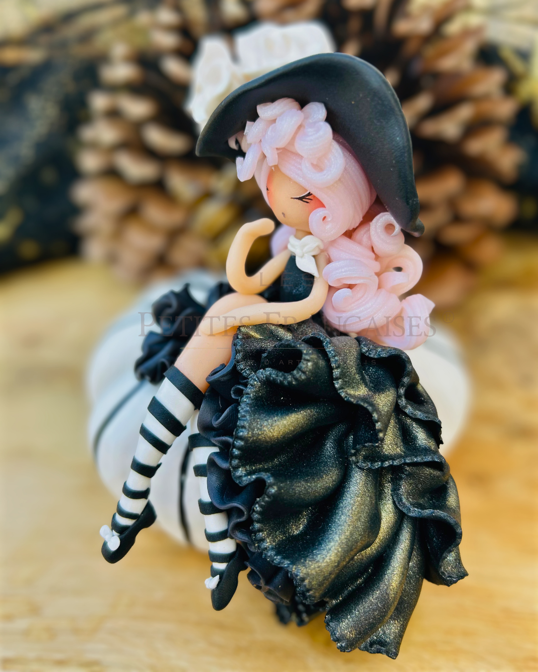 Poupée artisanale Pénéloppe, figurine de collection fait main France, argile polymère Cernit, robe noire froufrous chapeau noir roses blanches, citrouille noir et blanc, cadeau Halloween Noel automne hiver, idee cadeau femme anniversaire original, pièce unique 1/5, objet de collection artisanat français, Les Petites Françaises