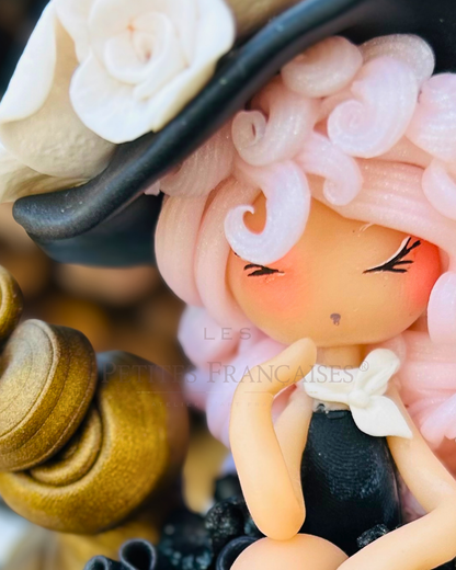 Poupée artisanale Pénéloppe, figurine de collection fait main France, argile polymère Cernit, robe noire froufrous chapeau noir roses blanches, citrouille noir et blanc, cadeau Halloween Noel automne hiver, idee cadeau femme anniversaire original, pièce unique 1/5, objet de collection artisanat français, Les Petites Françaises