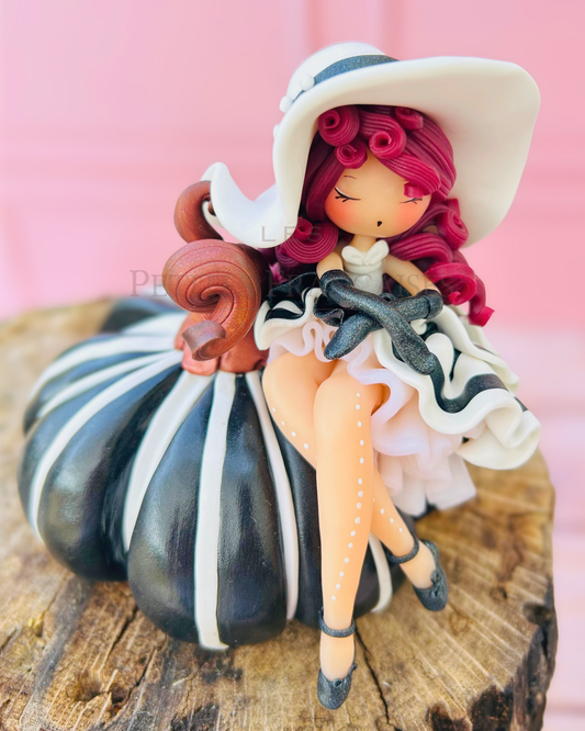Poupée artisanale Viviane figurine de collection fait main France, coiffeuse creme soie doree hortensias blancs, cadeau Noel femme original, pièce unique 2/5, artisanat français Les Petites Françaises