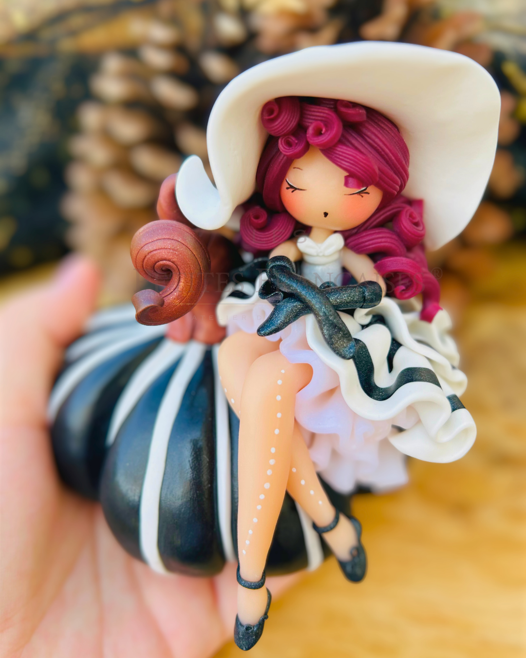 Poupée artisanale Viviane figurine de collection fait main France, coiffeuse creme soie doree hortensias blancs, cadeau Noel femme original, pièce unique 2/5, artisanat français Les Petites Françaises