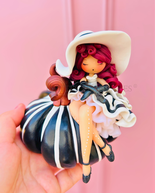 Poupée artisanale Viviane figurine de collection fait main France, coiffeuse creme soie doree hortensias blancs, cadeau Noel femme original, pièce unique 2/5, artisanat français Les Petites Françaises