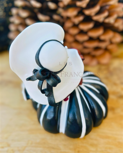 Poupée artisanale Viviane figurine de collection fait main France, coiffeuse creme soie doree hortensias blancs, cadeau Noel femme original, pièce unique 2/5, artisanat français Les Petites Françaises