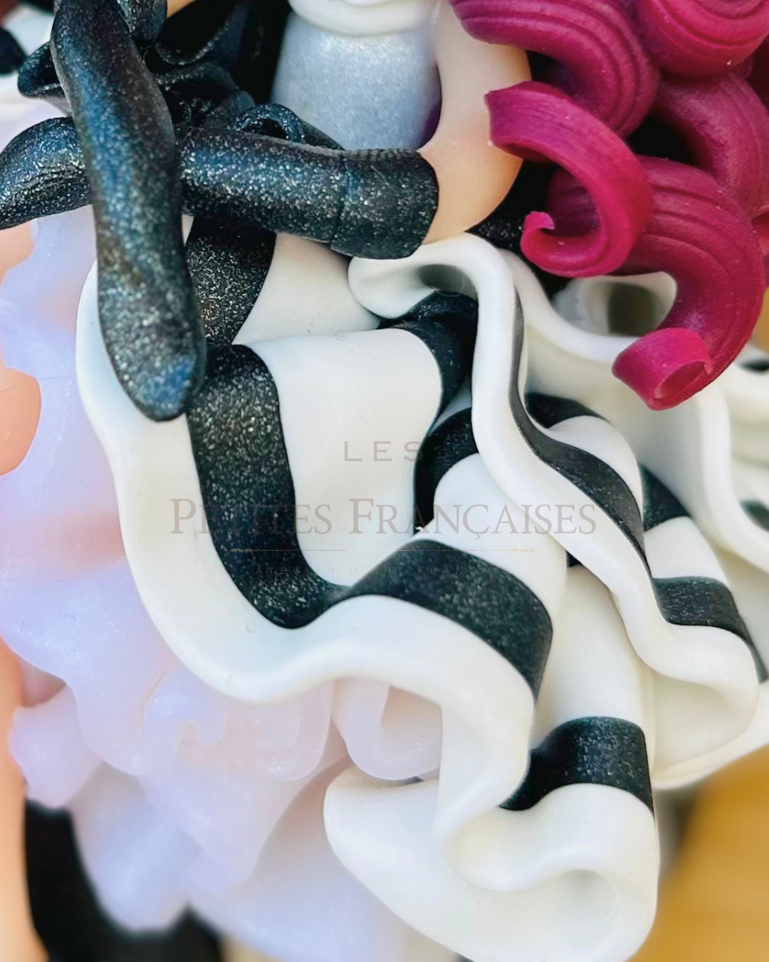 Poupée artisanale Viviane figurine de collection fait main France, coiffeuse creme soie doree hortensias blancs, cadeau Noel femme original, pièce unique 2/5, artisanat français Les Petites Françaises