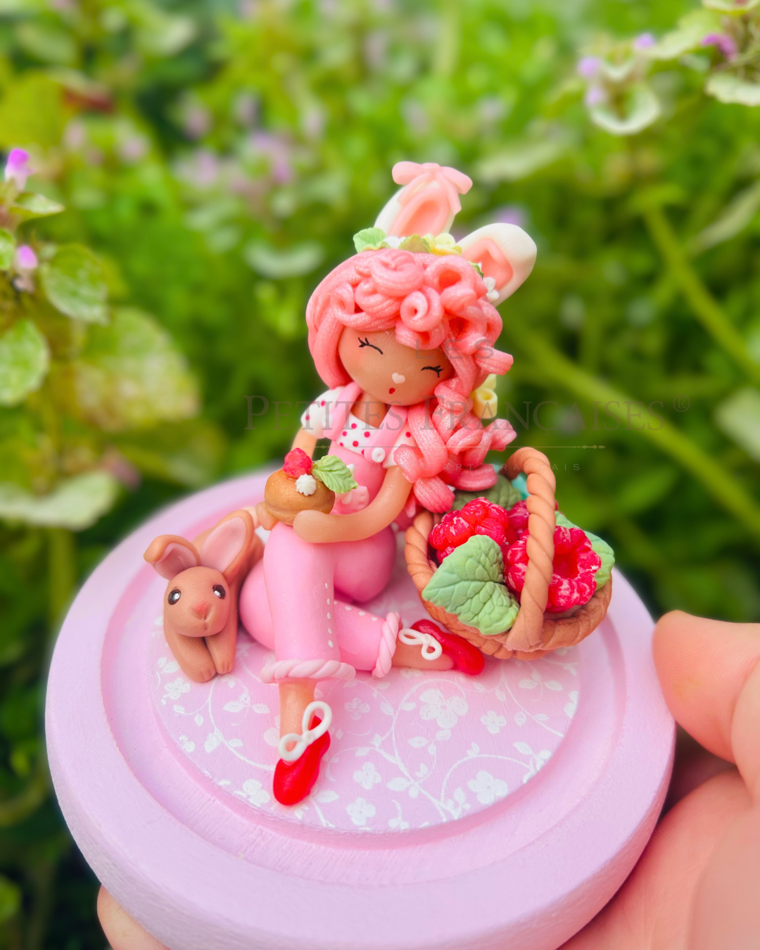 Primrose, poupée artisanale française de collection entièrement façonnée à la main en France en pâte polymère cernit. Création unique Les Petites Françaises, réalisée dans mon atelier près de Provins en Seine-et-marne. Figurine de collection issue de l'artisanat d'art français. Univers féérique inspiré des contes et légendes, avec des détails évoquant les maisons de poupées et le merveilleux et les créatures fantastiques.