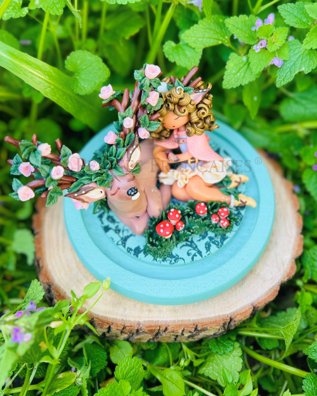 Adèle, poupée artisanale française de collection entièrement façonnée à la main en France en pâte polymère cernit. Création unique Les Petites Françaises, réalisée dans mon atelier près de Provins en Seine-et-marne. Figurine de collection issue de l'artisanat d'art français. Univers féérique inspiré des contes et légendes, avec des détails évoquant les maisons de poupées et le merveilleux et les créatures fantastiques.