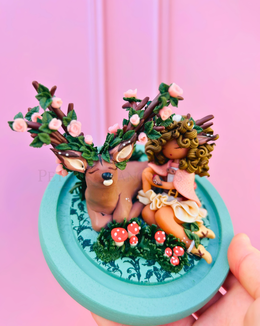 Adèle, poupée artisanale française de collection entièrement façonnée à la main en France en pâte polymère cernit. Création unique Les Petites Françaises, réalisée dans mon atelier près de Provins en Seine-et-marne. Figurine de collection issue de l'artisanat d'art français. Univers féérique inspiré des contes et légendes, avec des détails évoquant les maisons de poupées et le merveilleux et les créatures fantastiques.