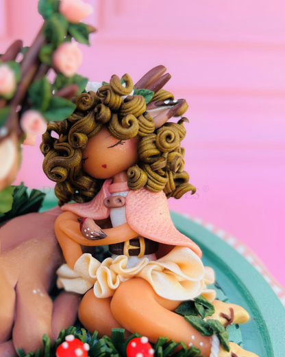 Adèle, poupée artisanale française de collection entièrement façonnée à la main en France en pâte polymère cernit. Création unique Les Petites Françaises, réalisée dans mon atelier près de Provins en Seine-et-marne. Figurine de collection issue de l'artisanat d'art français. Univers féérique inspiré des contes et légendes, avec des détails évoquant les maisons de poupées et le merveilleux et les créatures fantastiques.