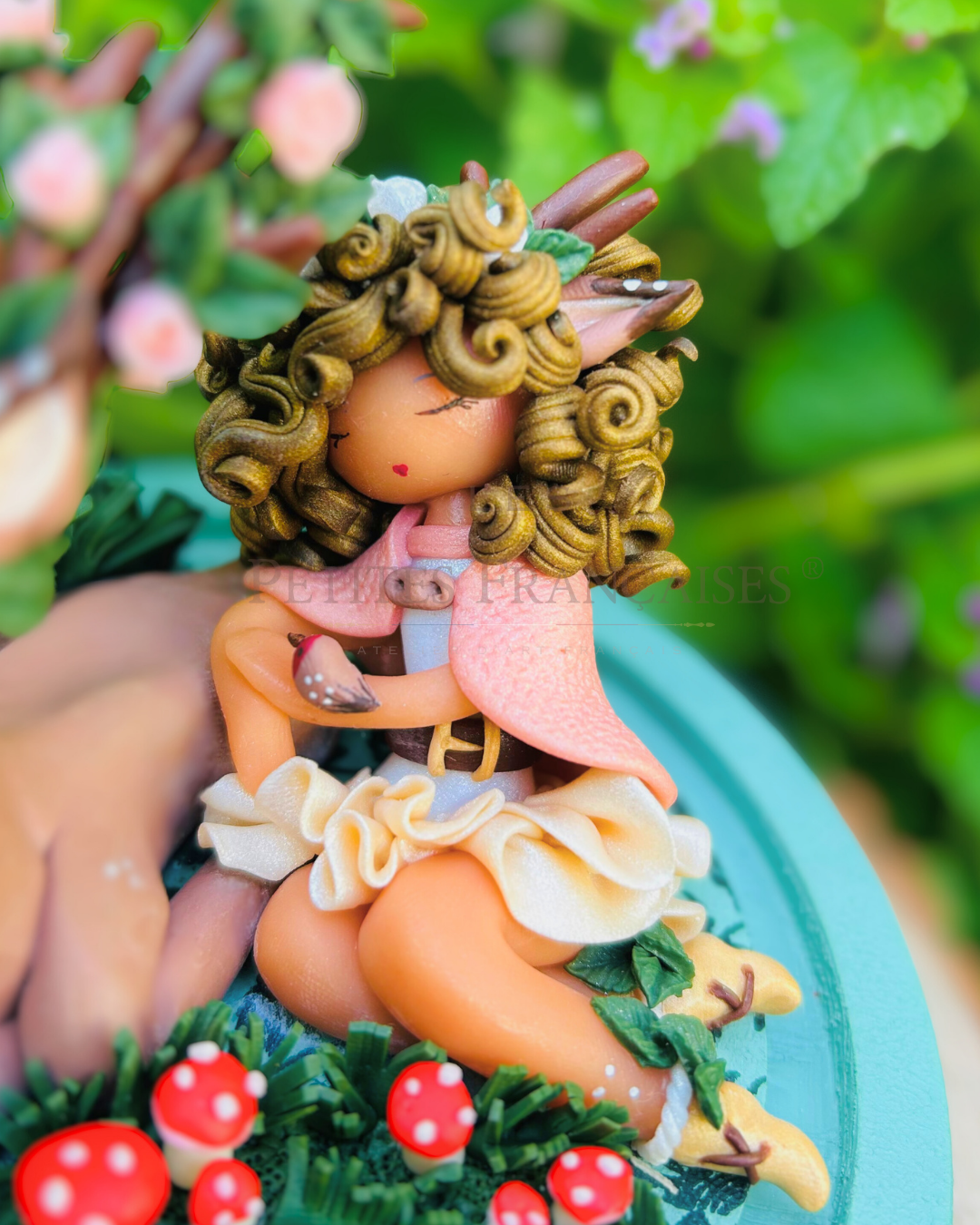 Adèle, poupée artisanale française de collection entièrement façonnée à la main en France en pâte polymère cernit. Création unique Les Petites Françaises, réalisée dans mon atelier près de Provins en Seine-et-marne. Figurine de collection issue de l'artisanat d'art français. Univers féérique inspiré des contes et légendes, avec des détails évoquant les maisons de poupées et le merveilleux et les créatures fantastiques.