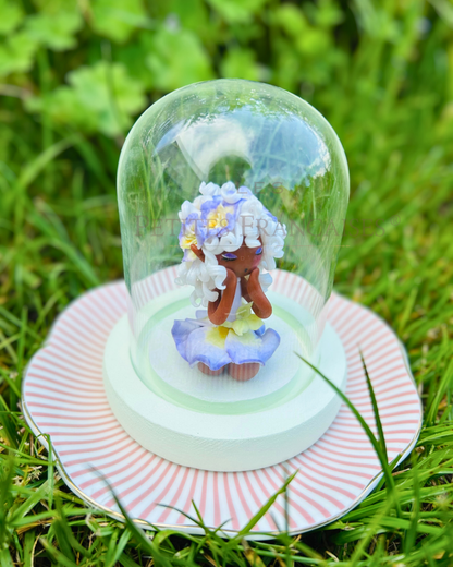 Aurélia, poupée artisanale française de collection entièrement façonnée à la main en France en pâte polymère cernit. Création unique Les Petites Françaises, réalisée dans mon atelier près de Provins en Seine-et-marne. Figurine de collection issue de l'artisanat d'art français. Univers féérique inspiré des contes et légendes, avec des détails évoquant les maisons de poupées et le merveilleux et les créatures fantastiques.