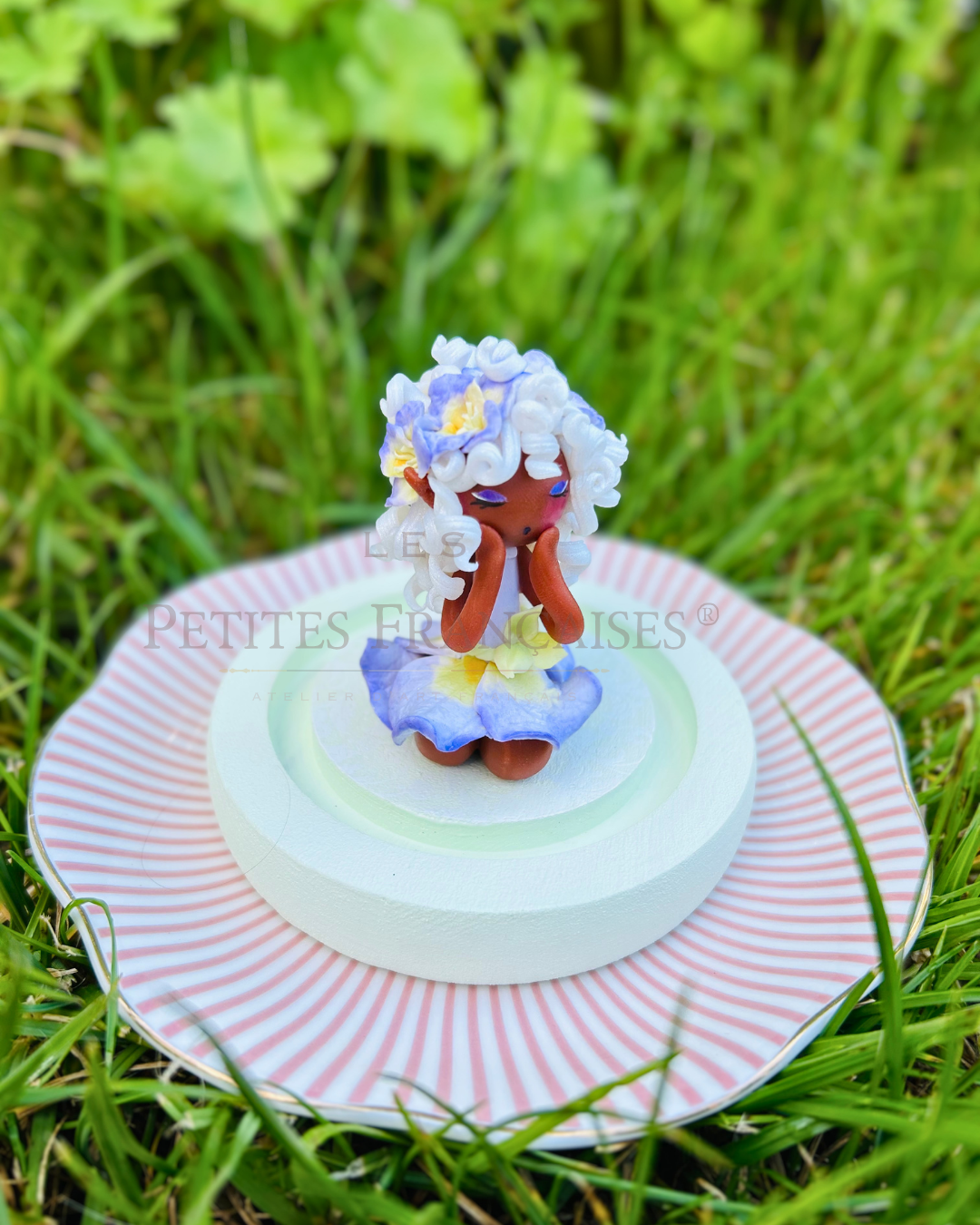 Aurélia, poupée artisanale française de collection entièrement façonnée à la main en France en pâte polymère cernit. Création unique Les Petites Françaises, réalisée dans mon atelier près de Provins en Seine-et-marne. Figurine de collection issue de l'artisanat d'art français. Univers féérique inspiré des contes et légendes, avec des détails évoquant les maisons de poupées et le merveilleux et les créatures fantastiques.