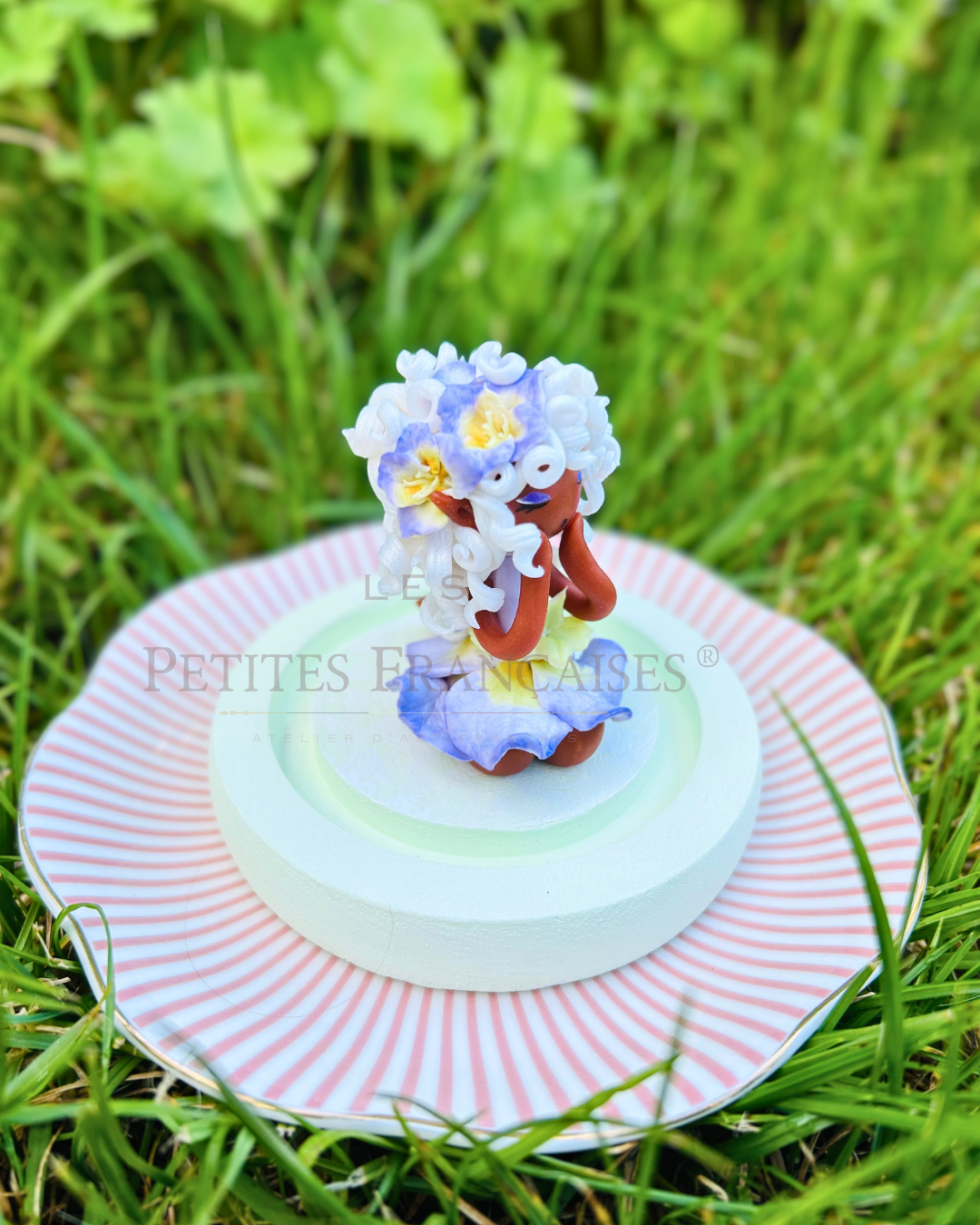 Aurélia, poupée artisanale française de collection entièrement façonnée à la main en France en pâte polymère cernit. Création unique Les Petites Françaises, réalisée dans mon atelier près de Provins en Seine-et-marne. Figurine de collection issue de l'artisanat d'art français. Univers féérique inspiré des contes et légendes, avec des détails évoquant les maisons de poupées et le merveilleux et les créatures fantastiques.