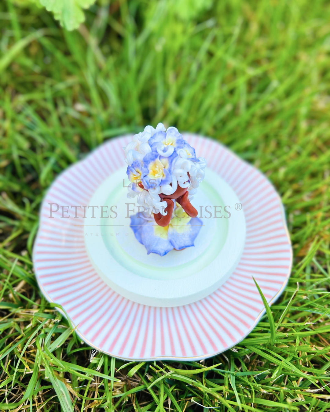 Aurélia, poupée artisanale française de collection entièrement façonnée à la main en France en pâte polymère cernit. Création unique Les Petites Françaises, réalisée dans mon atelier près de Provins en Seine-et-marne. Figurine de collection issue de l'artisanat d'art français. Univers féérique inspiré des contes et légendes, avec des détails évoquant les maisons de poupées et le merveilleux et les créatures fantastiques.