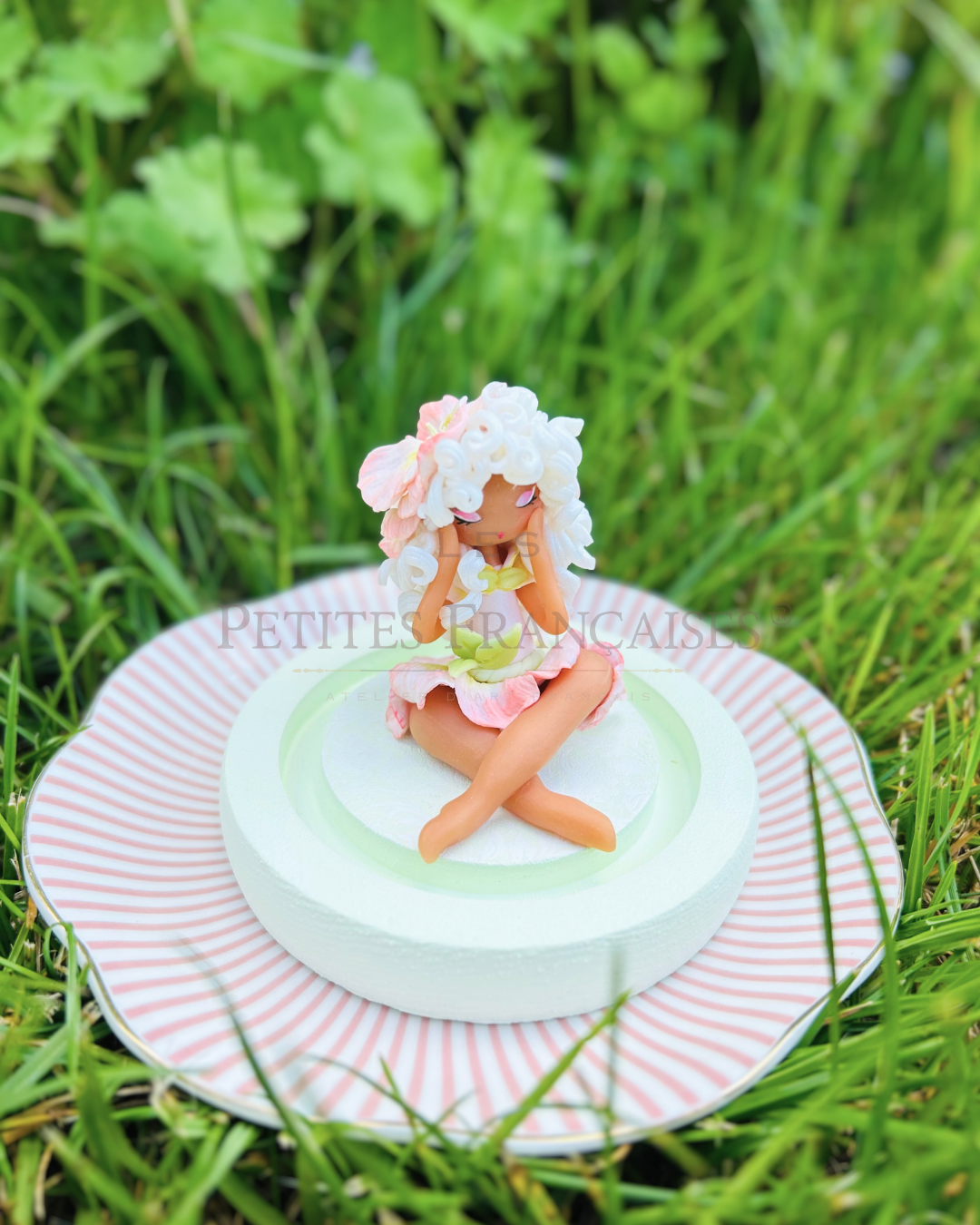 Azalée, poupée artisanale française de collection entièrement façonnée à la main en France en pâte polymère cernit. Création unique Les Petites Françaises, réalisée dans mon atelier près de Provins en Seine-et-marne. Figurine de collection issue de l'artisanat d'art français. Univers féérique inspiré des contes et légendes, avec des détails évoquant les maisons de poupées et le merveilleux et les créatures fantastiques.