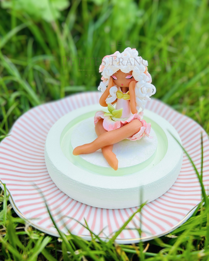 Azalée, poupée artisanale française de collection entièrement façonnée à la main en France en pâte polymère cernit. Création unique Les Petites Françaises, réalisée dans mon atelier près de Provins en Seine-et-marne. Figurine de collection issue de l'artisanat d'art français. Univers féérique inspiré des contes et légendes, avec des détails évoquant les maisons de poupées et le merveilleux et les créatures fantastiques.