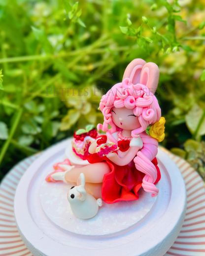 Cerise, poupée artisanale française de collection entièrement façonnée à la main en France en pâte polymère cernit. Création unique Les Petites Françaises, réalisée dans mon atelier près de Provins en Seine-et-marne. Figurine de collection issue de l'artisanat d'art français. Univers féérique inspiré des contes et légendes, avec des détails évoquant les maisons de poupées et le merveilleux et les créatures fantastiques.