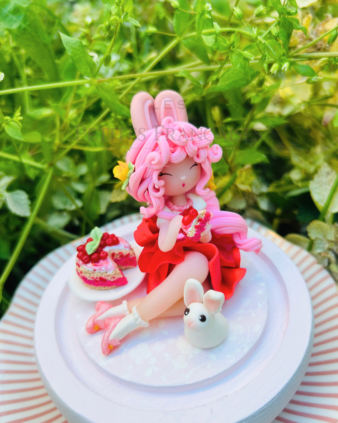 Cerise, poupée artisanale française de collection entièrement façonnée à la main en France en pâte polymère cernit. Création unique Les Petites Françaises, réalisée dans mon atelier près de Provins en Seine-et-marne. Figurine de collection issue de l'artisanat d'art français. Univers féérique inspiré des contes et légendes, avec des détails évoquant les maisons de poupées et le merveilleux et les créatures fantastiques.