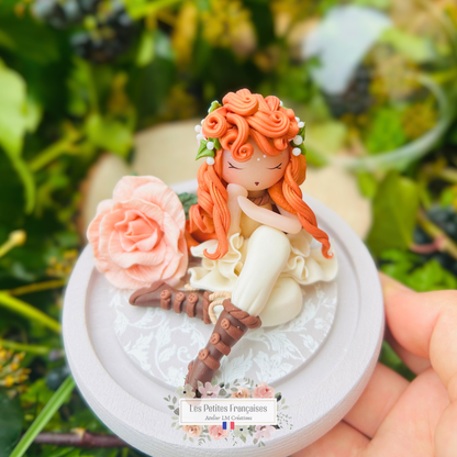 Érine, poupée artisanale française de collection entièrement façonnée à la main en France en pâte polymère cernit. Création unique Les Petites Françaises, réalisée dans mon atelier près de Provins en Seine-et-marne. Figurine de collection issue de l'artisanat d'art français. Univers féérique inspiré des contes et légendes, avec des détails évoquant les maisons de poupées et le merveilleux et les créatures fantastiques.