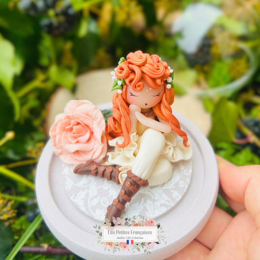 Érine, poupée artisanale française de collection entièrement façonnée à la main en France en pâte polymère cernit. Création unique Les Petites Françaises, réalisée dans mon atelier près de Provins en Seine-et-marne. Figurine de collection issue de l'artisanat d'art français. Univers féérique inspiré des contes et légendes, avec des détails évoquant les maisons de poupées et le merveilleux et les créatures fantastiques.