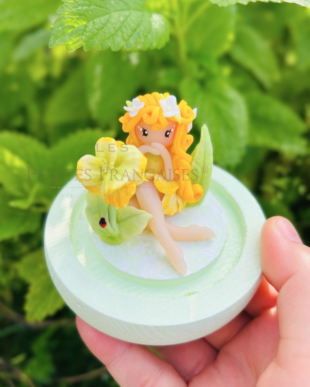 Isaline, poupée artisanale française de collection entièrement façonnée à la main en France en pâte polymère cernit. Création unique Les Petites Françaises, réalisée dans mon atelier près de Provins en Seine-et-marne. Figurine de collection issue de l'artisanat d'art français. Univers féérique inspiré des contes et légendes, avec des détails évoquant les maisons de poupées et le merveilleux et les créatures fantastiques.