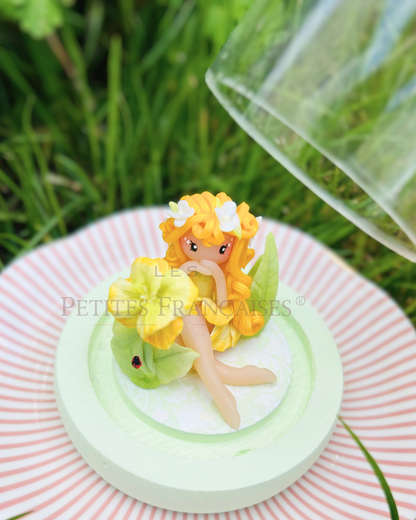 Isaline, poupée artisanale française de collection entièrement façonnée à la main en France en pâte polymère cernit. Création unique Les Petites Françaises, réalisée dans mon atelier près de Provins en Seine-et-marne. Figurine de collection issue de l'artisanat d'art français. Univers féérique inspiré des contes et légendes, avec des détails évoquant les maisons de poupées et le merveilleux et les créatures fantastiques.