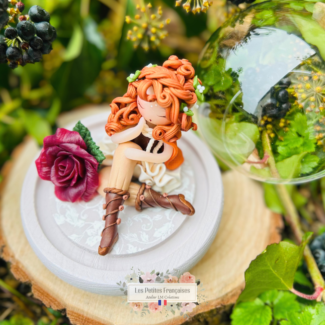 Laureline, poupée artisanale française de collection entièrement façonnée à la main en France en pâte polymère cernit. Création unique Les Petites Françaises, réalisée dans mon atelier près de Provins en Seine-et-marne. Figurine de collection issue de l'artisanat d'art français. Univers féérique inspiré des contes et légendes, avec des détails évoquant les maisons de poupées et le merveilleux et les créatures fantastiques.
