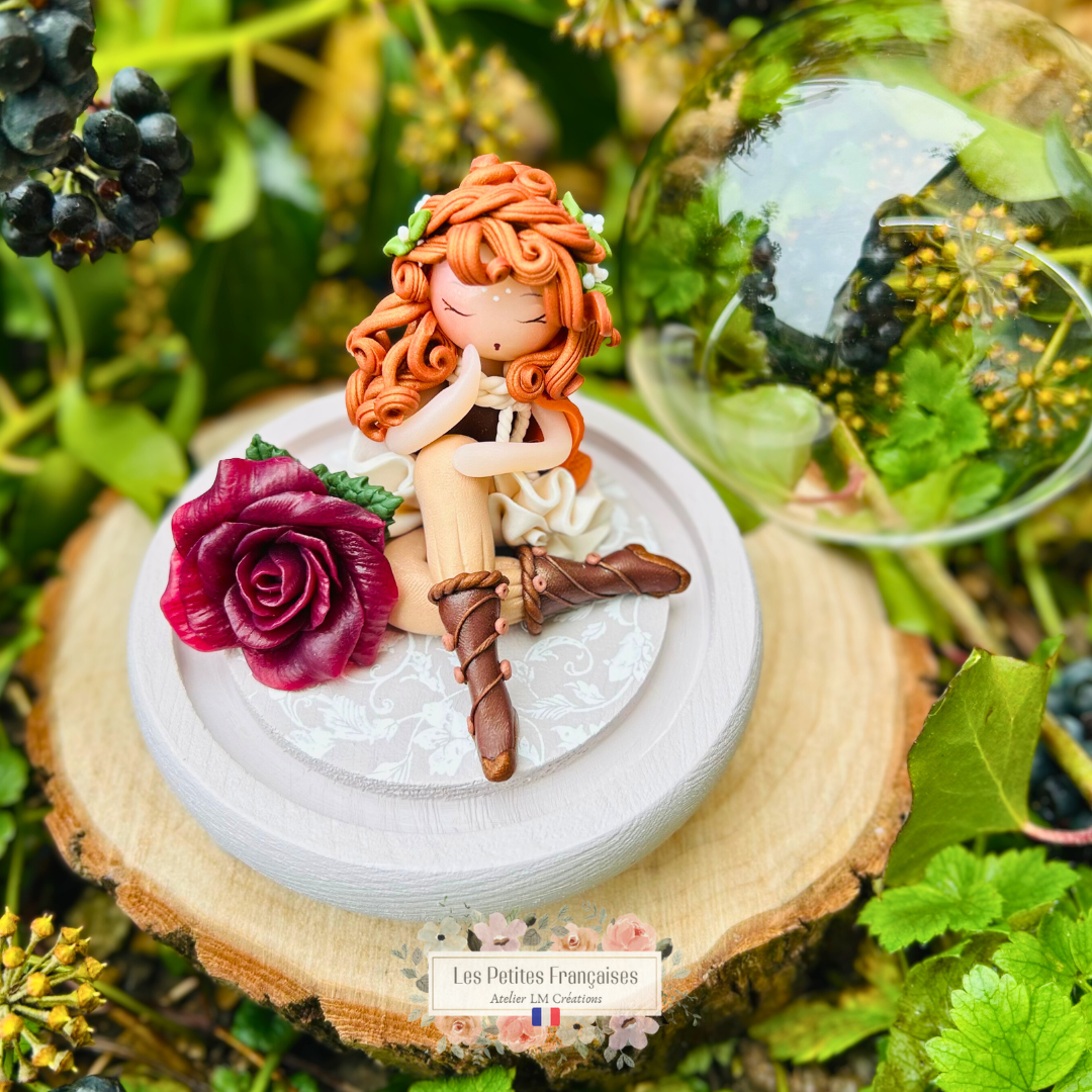 Laureline, poupée artisanale française de collection entièrement façonnée à la main en France en pâte polymère cernit. Création unique Les Petites Françaises, réalisée dans mon atelier près de Provins en Seine-et-marne. Figurine de collection issue de l'artisanat d'art français. Univers féérique inspiré des contes et légendes, avec des détails évoquant les maisons de poupées et le merveilleux et les créatures fantastiques.