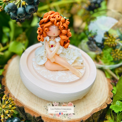 Mylène, poupée artisanale française de collection entièrement façonnée à la main en France en pâte polymère cernit. Création unique Les Petites Françaises, réalisée dans mon atelier près de Provins en Seine-et-marne. Figurine de collection issue de l'artisanat d'art français. Univers féérique inspiré des contes et légendes, avec des détails évoquant les maisons de poupées et le merveilleux et les créatures fantastiques.