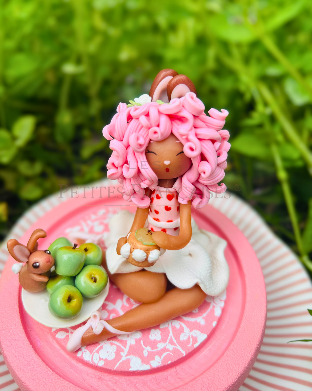 Pomme, poupée artisanale française de collection entièrement façonnée à la main en France en pâte polymère cernit. Création unique Les Petites Françaises, réalisée dans mon atelier près de Provins en Seine-et-marne. Figurine de collection issue de l'artisanat d'art français. Univers féérique inspiré des contes et légendes, avec des détails évoquant les maisons de poupées et le merveilleux et les créatures fantastiques.