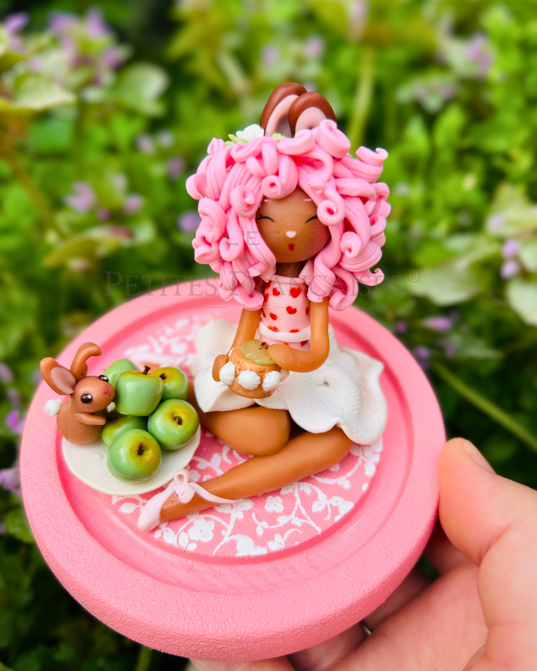 Pomme, poupée artisanale française de collection entièrement façonnée à la main en France en pâte polymère cernit. Création unique Les Petites Françaises, réalisée dans mon atelier près de Provins en Seine-et-marne. Figurine de collection issue de l'artisanat d'art français. Univers féérique inspiré des contes et légendes, avec des détails évoquant les maisons de poupées et le merveilleux et les créatures fantastiques.