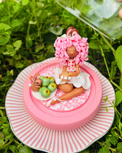 Pomme, poupée artisanale française de collection entièrement façonnée à la main en France en pâte polymère cernit. Création unique Les Petites Françaises, réalisée dans mon atelier près de Provins en Seine-et-marne. Figurine de collection issue de l'artisanat d'art français. Univers féérique inspiré des contes et légendes, avec des détails évoquant les maisons de poupées et le merveilleux et les créatures fantastiques.