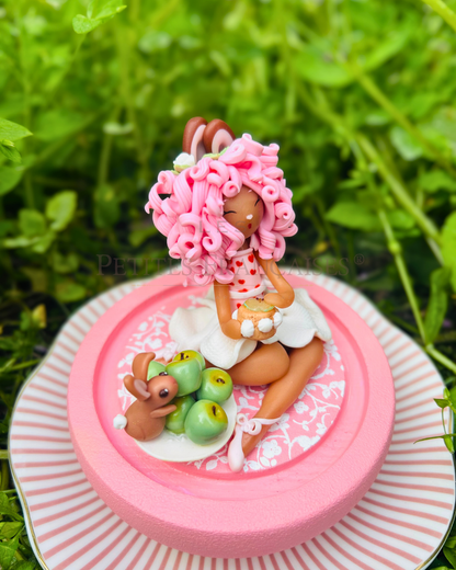 Pomme, poupée artisanale française de collection entièrement façonnée à la main en France en pâte polymère cernit. Création unique Les Petites Françaises, réalisée dans mon atelier près de Provins en Seine-et-marne. Figurine de collection issue de l'artisanat d'art français. Univers féérique inspiré des contes et légendes, avec des détails évoquant les maisons de poupées et le merveilleux et les créatures fantastiques.