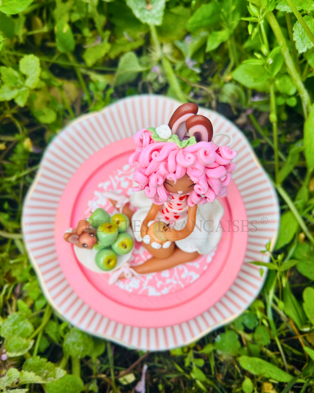Pomme, poupée artisanale française de collection entièrement façonnée à la main en France en pâte polymère cernit. Création unique Les Petites Françaises, réalisée dans mon atelier près de Provins en Seine-et-marne. Figurine de collection issue de l'artisanat d'art français. Univers féérique inspiré des contes et légendes, avec des détails évoquant les maisons de poupées et le merveilleux et les créatures fantastiques.