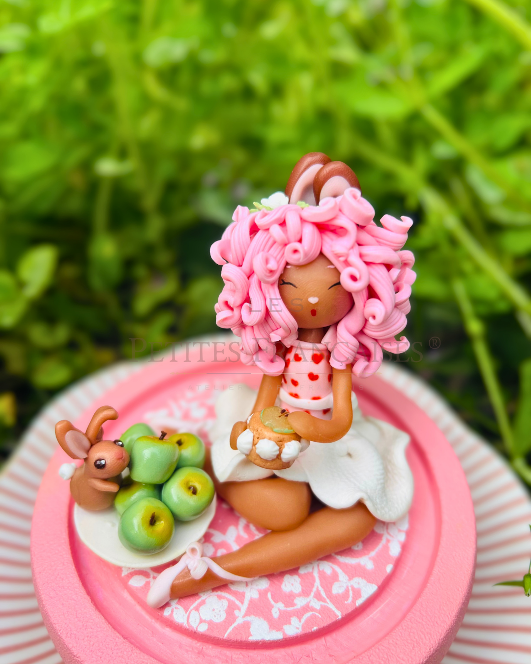 Pomme, poupée artisanale française de collection entièrement façonnée à la main en France en pâte polymère cernit. Création unique Les Petites Françaises, réalisée dans mon atelier près de Provins en Seine-et-marne. Figurine de collection issue de l'artisanat d'art français. Univers féérique inspiré des contes et légendes, avec des détails évoquant les maisons de poupées et le merveilleux et les créatures fantastiques.