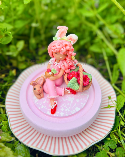 Primrose, poupée artisanale française de collection entièrement façonnée à la main en France en pâte polymère cernit. Création unique Les Petites Françaises, réalisée dans mon atelier près de Provins en Seine-et-marne. Figurine de collection issue de l'artisanat d'art français. Univers féérique inspiré des contes et légendes, avec des détails évoquant les maisons de poupées et le merveilleux et les créatures fantastiques.