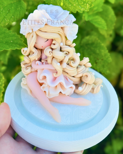Raiponce, poupée artisanale française de collection entièrement façonnée à la main en France en pâte polymère cernit. Création unique Les Petites Françaises, réalisée dans mon atelier près de Provins en Seine-et-Marne. Figurine de collection issue de l'artisanat d'art français. Univers féerique inspiré des contes et légendes, avec des détails évoquant la douceur des princesses et le merveilleux des histoires enchantées.