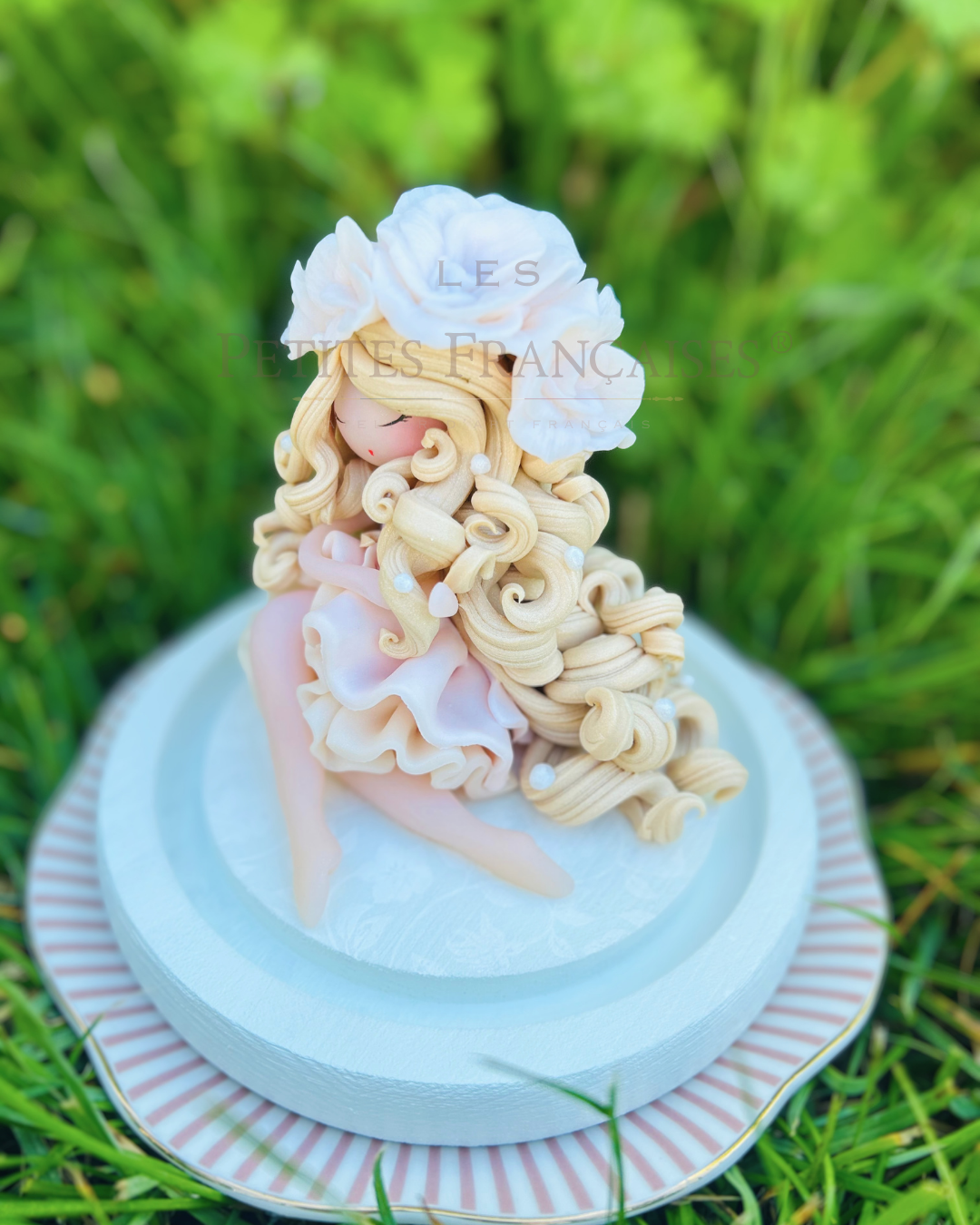 Raiponce, poupée artisanale française de collection entièrement façonnée à la main en France en pâte polymère cernit. Création unique Les Petites Françaises, réalisée dans mon atelier près de Provins en Seine-et-Marne. Figurine de collection issue de l'artisanat d'art français. Univers féerique inspiré des contes et légendes, avec des détails évoquant la douceur des princesses et le merveilleux des histoires enchantées.