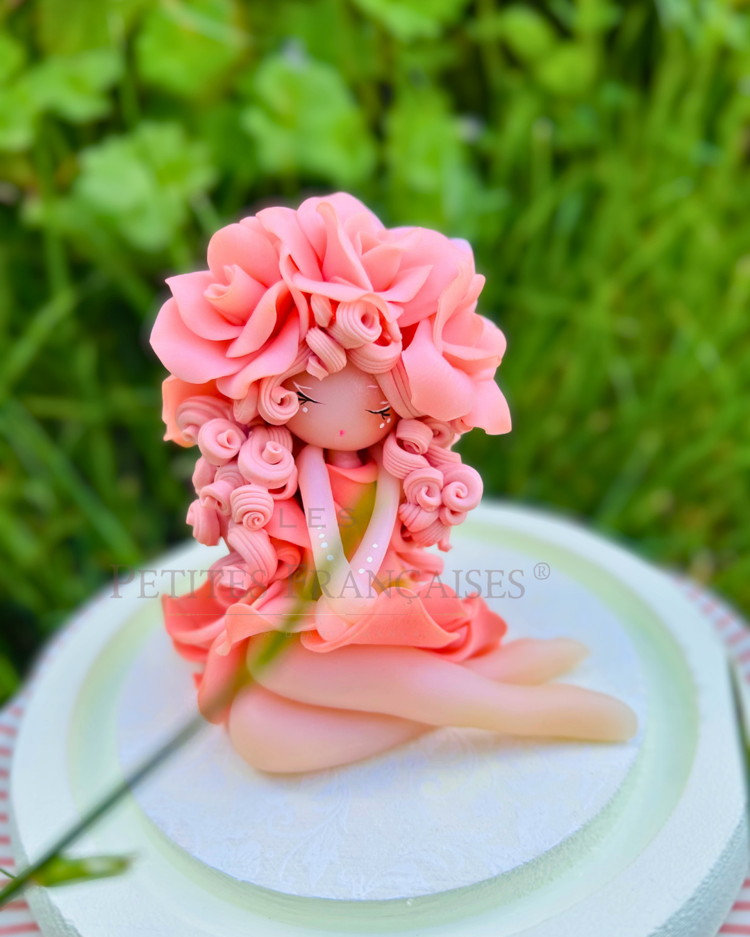 Rosélia, poupée artisanale française de collection entièrement façonnée à la main en France en pâte polymère cernit. Création unique Les Petites Françaises, réalisée dans mon atelier près de Provins en Seine-et-marne. Figurine de collection issue de l'artisanat d'art français. Univers féérique inspiré des contes et légendes, avec des détails évoquant les maisons de poupées et le merveilleux et les créatures fantastiques.