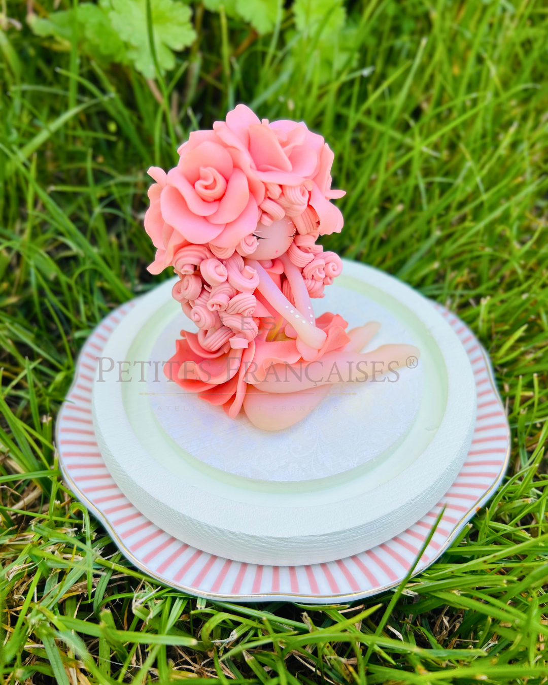Rosélia, poupée artisanale française de collection entièrement façonnée à la main en France en pâte polymère cernit. Création unique Les Petites Françaises, réalisée dans mon atelier près de Provins en Seine-et-marne. Figurine de collection issue de l'artisanat d'art français. Univers féérique inspiré des contes et légendes, avec des détails évoquant les maisons de poupées et le merveilleux et les créatures fantastiques.