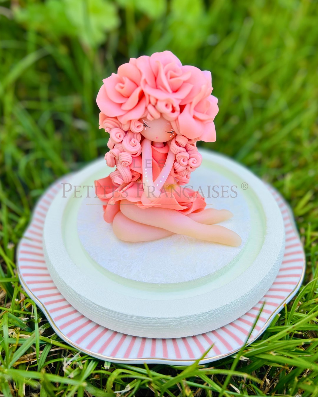 Rosélia, poupée artisanale française de collection entièrement façonnée à la main en France en pâte polymère cernit. Création unique Les Petites Françaises, réalisée dans mon atelier près de Provins en Seine-et-marne. Figurine de collection issue de l'artisanat d'art français. Univers féérique inspiré des contes et légendes, avec des détails évoquant les maisons de poupées et le merveilleux et les créatures fantastiques.