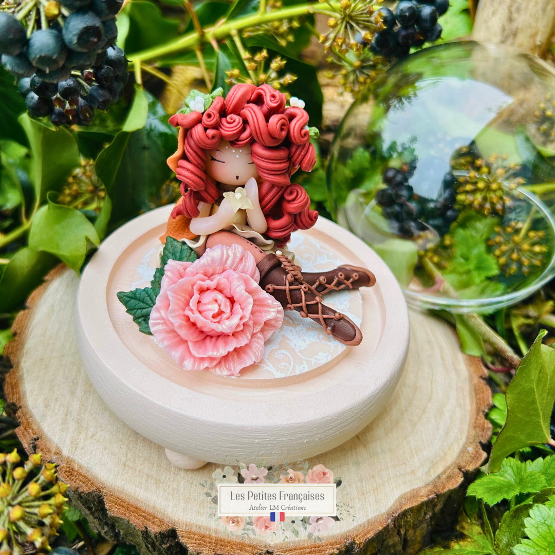 Sélénia, poupée artisanale française de collection entièrement façonnée à la main en France en pâte polymère cernit. Création unique Les Petites Françaises, réalisée dans mon atelier près de Provins en Seine-et-marne. Figurine de collection issue de l'artisanat d'art français. Univers féérique inspiré des contes et légendes, avec des détails évoquant les maisons de poupées et le merveilleux et les créatures fantastiques.