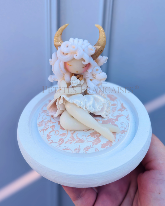 Taureau, poupée artisanale française de collection entièrement façonnée à la main en France en pâte polymère cernit. Création unique Les Petites Françaises, réalisée dans mon atelier près de Provins en Seine-et-marne. Figurine de collection issue de l'artisanat d'art français. Univers féérique inspiré des contes et légendes, avec des détails évoquant les maisons de poupées et le merveilleux et les créatures fantastiques.